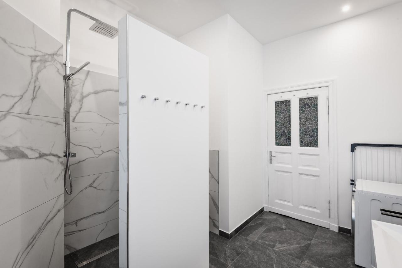 Riesiges Apartment Nahe Kudamm Sehr Schoner Altbau 123M2 Gross 12 Gaste Berlín Exteriér fotografie